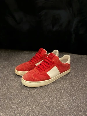 Valentino flycrews  - Valentino flycrews, svin snygga skor som ligger ute för ett super bra pris! Hör av er vid frågor!🙂