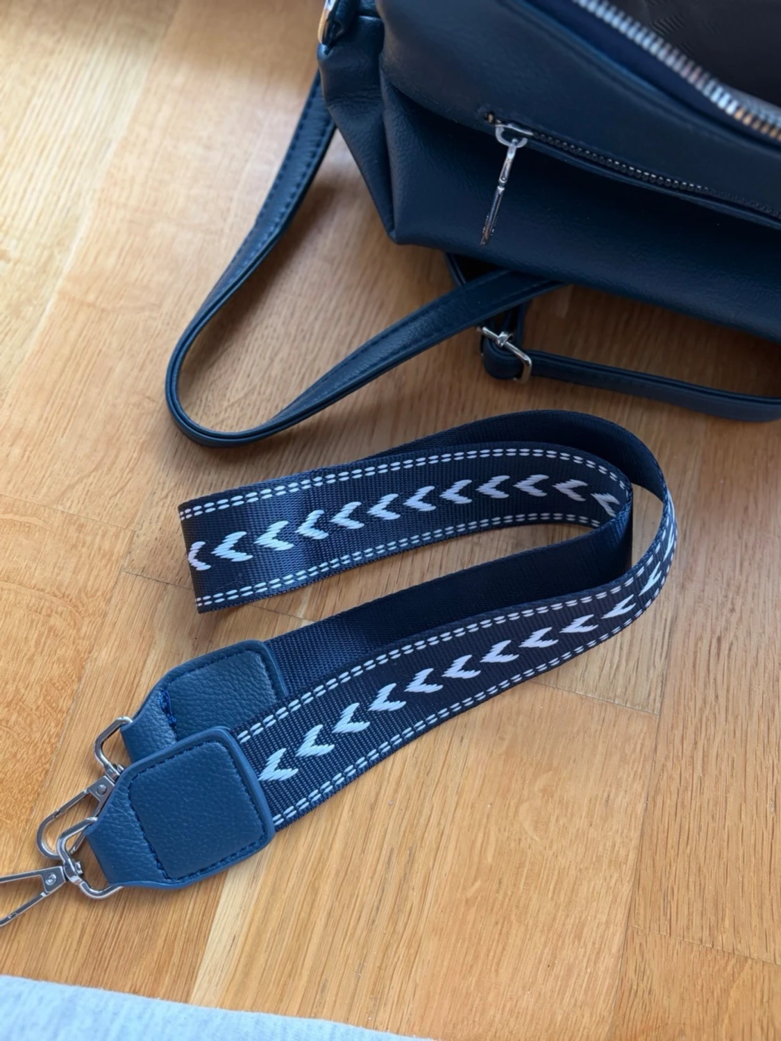 Mörkblå  axelväska med silverdetaljer - 3