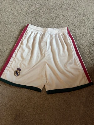 Real Madrid hemma shorts  - Real Madrid hemma tröja, finns i både storlek S och M. Helt ny med tagg kvar 