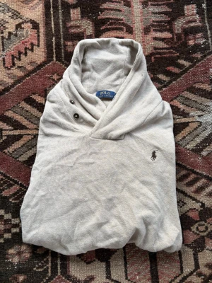 Beige tröja med sjalkrage från Polo Ralph Lauren - Fin klass tröja perfekt för hösten 🍂