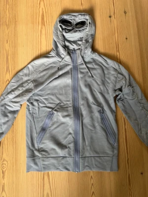 CP company hoddie med dragkedja.  - CP company hoddie med dragkedja. Storlek S. Har även qr kod så du kan scanna den för att se att den är äkta. 