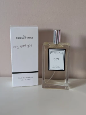 The Essence Vault 357 Eau de Parfum - Parfym från the essence vault nummer 357. Flaskan är på 100ml  Helt ny, endast testad en gång. Doften passar inte mig.   Inspirerad av Carolina Herrera Very good girl