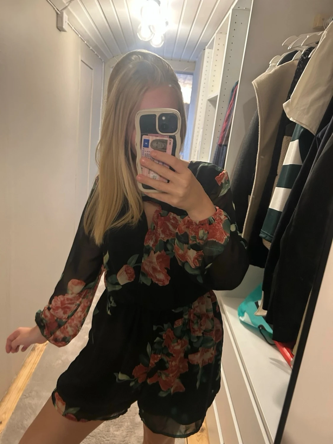 Svart blommig jumpsuit med långa ärmar - 1