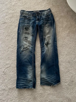 Affliction jeans - As snygga slitna jeans från affliction i storlek 32 (typ M/L)!!💣😛