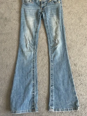 Ljusblå bootcut jeans - Säljer mina true religion jeans i storlek 24 32. Säljer då de inte kommer till användning längre💖