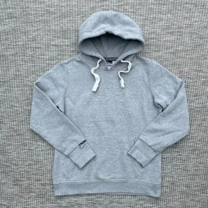 Vintage superdry hoodie - Säljer nu denna riktigt feta vintage superdry hoodien!🙌 Skick: 9/10🌟 Storlek: S/XS👏- Den är L men väldigt liten i storleken! Hör gärna av er vid frågor eller funderingar!🤩