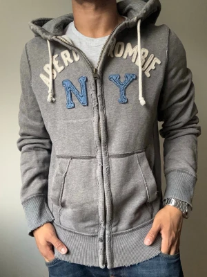 Abercrombie & Fitch Zip Up Hoodie - Sjukt snygg A&F Zip Hoodie | Mycket bra skick | Storlek M | Modell 175cm, 69kg | Hör av vid funderingar! Skickas direkt med instabox!