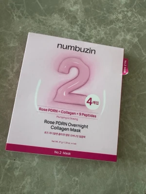 Numbuzin Rose PDRN Collagen Mask - Numbuzin Rose PDRN Overnight Collagen Mask med kollagen och 9 peptider. Innehåller fyra individuella masker i vita och rosa förpackningar. Perfekt för dig som vill boosta huden med fukt och lyster under natten. 3st 