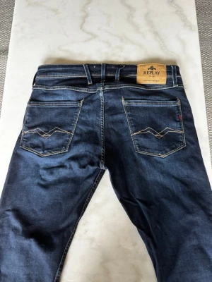 Mörkblå Replay Ambass jeans - Snygga mörkblå jeans från Replay, modell anbass. Inga tecken på användning.