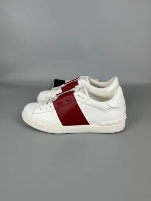 Valentino Open Sneaker Red | 41 - Röda Valentino sneakers i mycket fint skick, knappt använda. Dustbag och kort ingår.