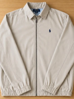Beige jacka från Polo Ralph Lauren - Stilren beige jacka från Polo Ralph. Jag var tvungen att ai generna bilderna eftersom att jag inte har ett rum med bra ljus, be bara om bilder så får du dem. Det är en perfekt jacka nu för hösten och vintern.