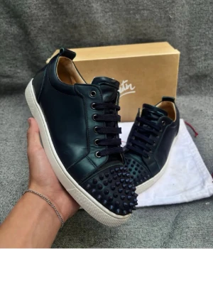 Navy loubs - Storlek 42,5- nypris 8000+ mitt pris 2499- skick: 9,2/10 skitbra till höst då de inte är mocka! Ingår allt og- skriv vid info/fundering