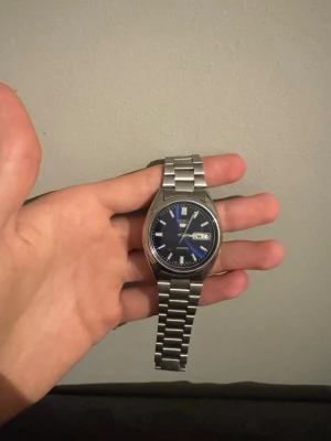 Seiko 5 - Seiko 5 automatisk klocka som passar en med smalare handled orginal priser ligger på 2200 kr boxen följer med men inga länkar