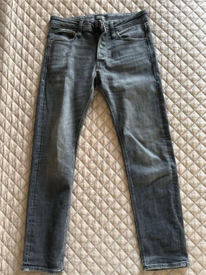 Jack & Jones jeans - Säljer nu dessa jack and jones jeans då dem blivit för små! | Slim. | Gråa. | Bra skick, bedöm utifrån bilder! | Storlek 29/30. | Släng iväg en signal vid funderingar så svarar jag snabbt. | 