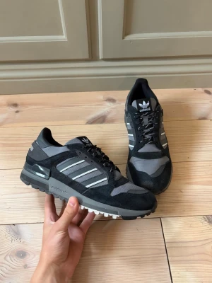 Adidas ZX600  - Skitfeta skor från Adidas i modellen ZX600 | En kombo av svart vit och grå | Jättefint skick, låda medföljer 🤟| Storlek 43 1/3 | Nypris: 1400 | Släng iväg ett DM vid frågor och priset är diskuterbart 😊