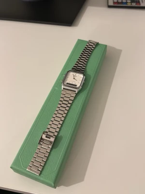 Casio Klocka - Säljer en klocka från Casio som är i jätte bra skick, enkel att matcha och väldigt unik. Klockan går att justeras till vilken storlek som helst. Priset kan diskuteras!