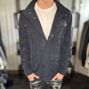 Bondelid field jacket - Mycket fint skick, inga defekter. Nypris ca 2500kr. Modellen är 185 cm, 75 kg. Alltid billigare pris vid köp av flera varor‼️🙌Svarar alltid på frågor eller funderingar! 