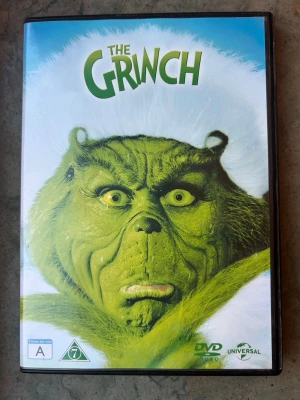 The grinch DVD - Grinchen är en film från 2000, regisserad av Ron Howard. Filmen är baserad på Dr. Seuss barnbok ”How the Grinch Stole Christmas”. I rollerna syns bland annat Jim Carrey som Grinchen. Filmen har en speltid på 1 timme och 41 minuter.   Finns på språk: Svenska, Danska, Norska, Finska   OBS!! skivorna är begagnade så det kan förekomma repor/hairlines på skivorna, men då jag kollar igenom alla filmer jag säljer garanterar jag att alla funkar felfritt om inget annat står! :)