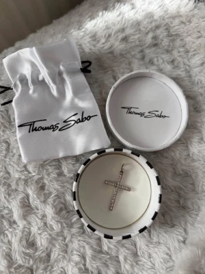 Thomas Sabo hängsmycke kors - Thomas Sabo hängsmycke kors i sterling silver. Ca 28mm högt och 20mm brett mätt utan ögla. Originalkartong och smyckespåse ingår.