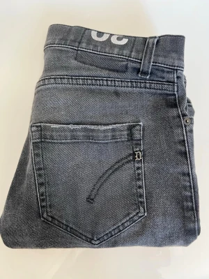 Dondup gråa jeans  - W30 l 30 Säljer ett par gråa fondue  jeans med klassisk rak passform och en enkel bakficka. Jeansen har bälteshällor och är tillverkade i ett mjukt bomullsmaterial. Perfekta för en avslappnad stil.