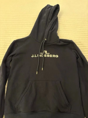 J.Lindeberg - Säljer en riktigt snygg och trendig J.Lindeberg hoodie i fint skick, storlek M men sitter som XS, vid frågor är det bara att skriva.