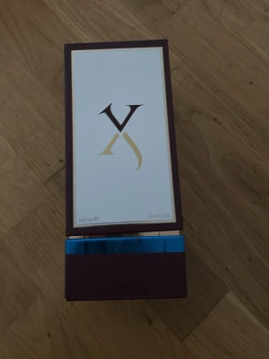 Xerjoff Erba Pura Eau de Parfum - Lyxig parfym från Xerjoff, Erba Pura, i en elegant lila och vit förpackning med gulddetaljer och blå metallickant. Flaskan rymmer 100 ml och doften är en Eau de Parfum. Perfekt för dig som gillar exklusiva och unika dofter.