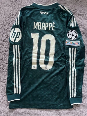 Real Madrid 26/27 Mbappe  - En Real Madrid tröja för 26/27 med Mbappé i spelar version, storlek L