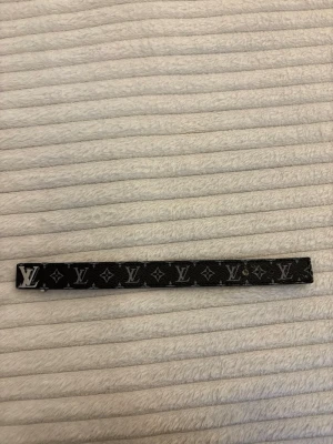 Armband - Snyggt svart armband från L.V hör av er vid frågor.