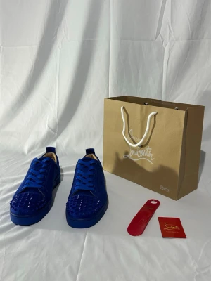 Christian Louboutin  - Snygga blå sneakers från Christian Louboutin i storlek 45. Skorna är aldrig använda, tyvärr följer ingen skobox med utan bara kasse. Hör av er vid frågor! Mvh