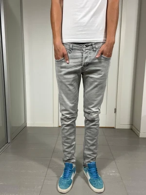 Dondup George Jeans  - Säljer dessa Dondup George Jeans. Mått ca 40,5 o 106 cm. Moddelen är 183 o väger 68 kg, skriv för fler bilder/frågor🙌🏼