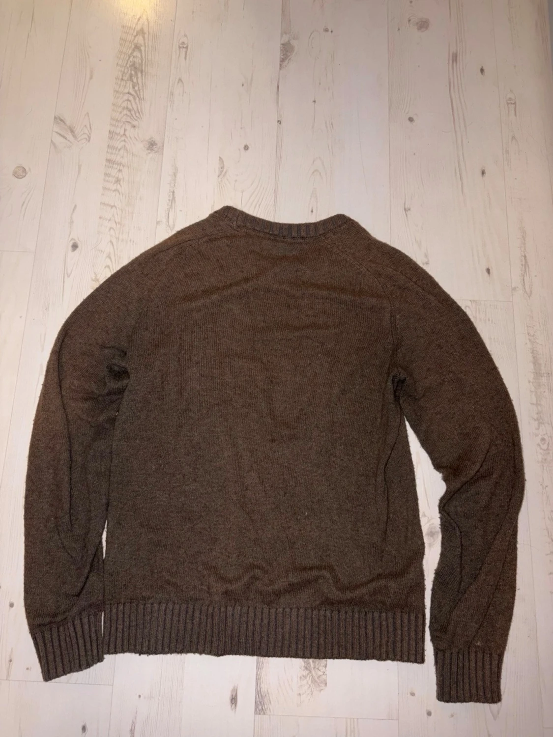 Mörk grön stickad tröja med rund hals - 1