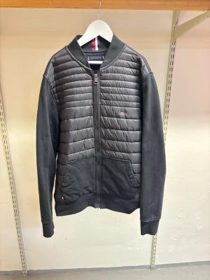 Tommy Hilfiger Cardigan  - Hej! Säljer nu min jacka från märket Tommy Hilfiger, storlek M, bra skick, hör av dig om du har frågor eller funderingar kring jackan :) 