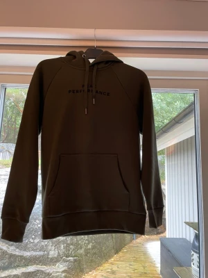 Olivgrön hoodie från Peak Performance - Hej! Säljer denna peak performance tröjan i storlek s, inköpt i december i 2025 för 900kr. Tröjan är aldrig använd. Jag kan diskutera pris
