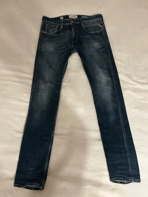 Replay jeans - Jätte snygga Replay jeans.Jätte jätte bra skick.Stl W33 L34.Hör av er om det är något.Kom med prisförslag