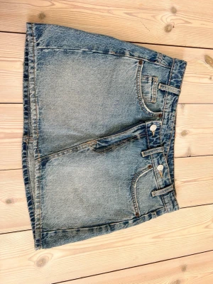 Blå jeanskjol  - Snygg blå jeanskjol med fickor från Zara. Kjolen har en kort passform och är gjord i slitstarkt denimtyg. Jag säljer den för att den inte passar längre :)