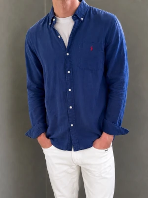 Blå skjorta från Ralph Lauren - Säljer denna Ralph Lauren-skjorta. Modellen är 183 cm lång och väger 76 kg. Skriv gärna för fler bilder eller mått! Linne!