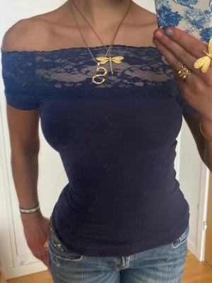 Offshoulder marinblå spetstopp  - Såå snygg Offshoulder marinblå spetstopp! Jag är 168 och det är mina bilder, köp via köp nu direkt eller Swish, kvar tills markerad som såld 💖 står ej strlk men passar m 