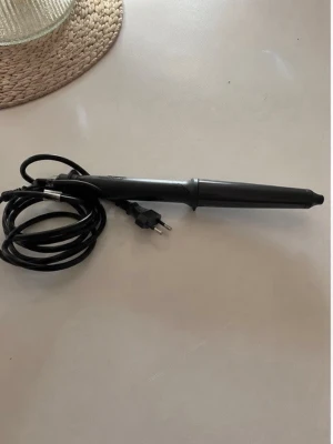 GHD Locktång  - Säljer min GHD locktång (CTWA22). Fungerar som den ska. Nypris:1800kr säljer för 1000kr