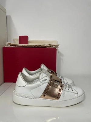 Valentino Rockstud skor  - Säljer nu dessa Valentino Rockstud Skor med ett nypris på 7 700 kr!, skriv för fler bilder/frågor🙌🏼 