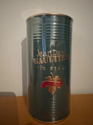 Jean Paul Gaultier Le Beau Parfym och Le Male OÖPPNAD!! - Säljer min Jean Paul Gaultier Le Beau Eau de Parfum och Le Male le parfum som jag fått i ersättning för ett paket tidigare försvann, så därav säljer jag dom. Båda parfymerna är 125 ml och oöppnade. Pris ej hugget i sten