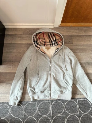 Burberry hoodie  - Snygg grå burberry hoodie. Använd fåtal gånger, i fint skick perfekt för en avslappnad och fräsch outfit.