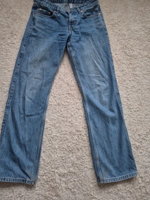Weekday Arrow jeans W26 L30 - Säljer mina Weekday Arrow i färgen mellanblå då de tyvärr inte kommer till användning. Modellen har låg midja och  raka ben Styvt jeanstyg (ingen stretch) som håller formen väldigt bra.Märke: WeekdayModell: ArrowStorlek: 26/30