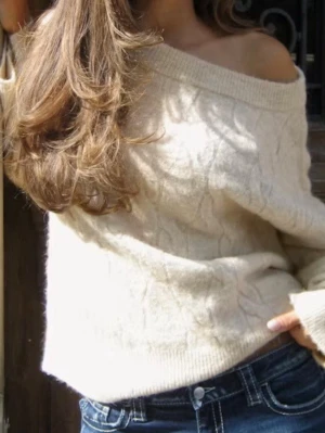 Trendig höst tröja  - Stickad off the shoulder tröja från Gina tricot young 134/140(respektive S hade jag sagt då den är baggy) beige/creme färgad. Perfekt nu till hösten 🍂🍁lägg gärna prisbud 