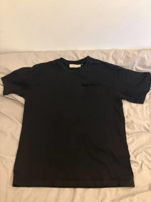 Essentials T-Shirt - Storlek: M (passar som M/L), aldrig använt men finns lite katthår, det tas bort innan fraktelse. Startpris: 400kr, kan diskuteras