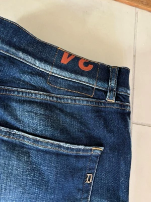 Dondup Jeans  - Sofistikerade Jeans från Dondup i mörkblå färg! Mycket eleganta jeans i härlig passform. Längd - 94 cm och bredd - 45 cm 