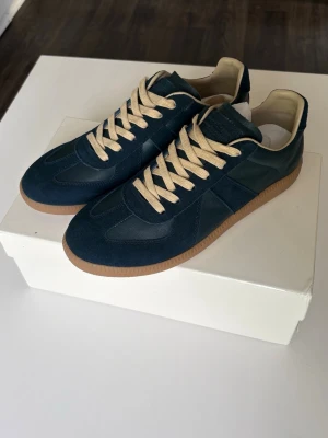 Maison Margiela - Säljer ett par helt oanvänd maison margiela i storlek 44. Mörkblå färg med lite grön nyans tycker jag i vissa ljus. Riktigt feta hör av vid frågor 