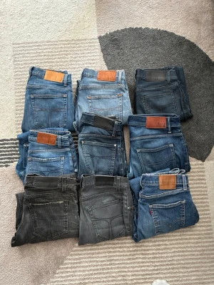 9 par jeans i olika blå och svarta toner - Säljer ett paket med 10 par jeans i olika blå och svarta nyanser. Modellerna varierar mellan slim och normal passform, flera har klassiska detaljer som läderpatch bak och femficksdesign. Perfekt för dig som vill uppdatera garderoben med flera stilar. 8st tiger of sweden jeans 1par Levis perfekt för dej som vill tjäna en extra peng!