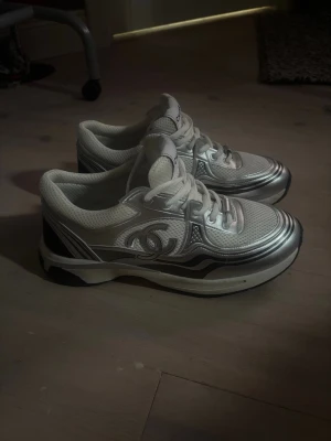 Chanel runners - Feta Chanel runners ute för salu nu. Fräscha och passar perfekt nu till hösten, passar runt storlek 44-45. Endast använda typ 2-3 gånger så dom är i grymt skick, inga defekter som inte går att tvättas bort. (Köpta i Kina)