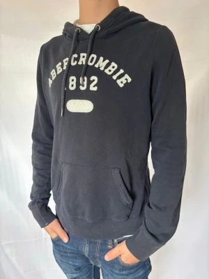 Vintage A&F tröja - En riktigt fet vintage A&F tröja! Sitter riktigt bra och har fint skick. | Skick:9/10 | modellen är 176cm lång‼️. | Stl S-M | Pris 599 men kan diskuteras😁☺️🤩