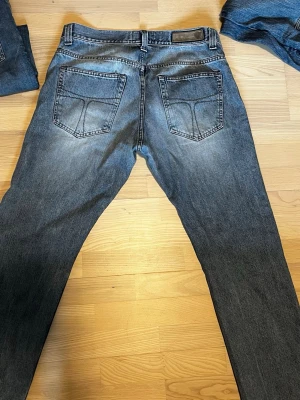 tiger of sweden jeans - Passar om du är runt 170 säljer ett par tiger of sweden jeans med tvättad look och raka ben. Jeansen har två bakfickor med dekorativa sömmar och bälteshällor. Klassisk femficksmodell i denim som passar till det mesta. Perfekta för en avslappnad stil. priset går o sänka fraktar inom 8 h 